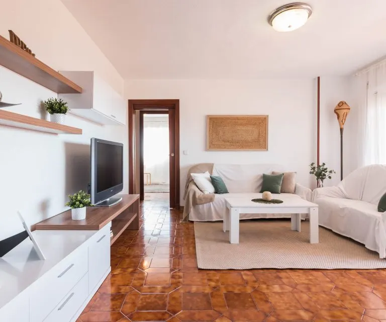 Escaparate de Linares Grupo Inmobiliario con propiedades en venta