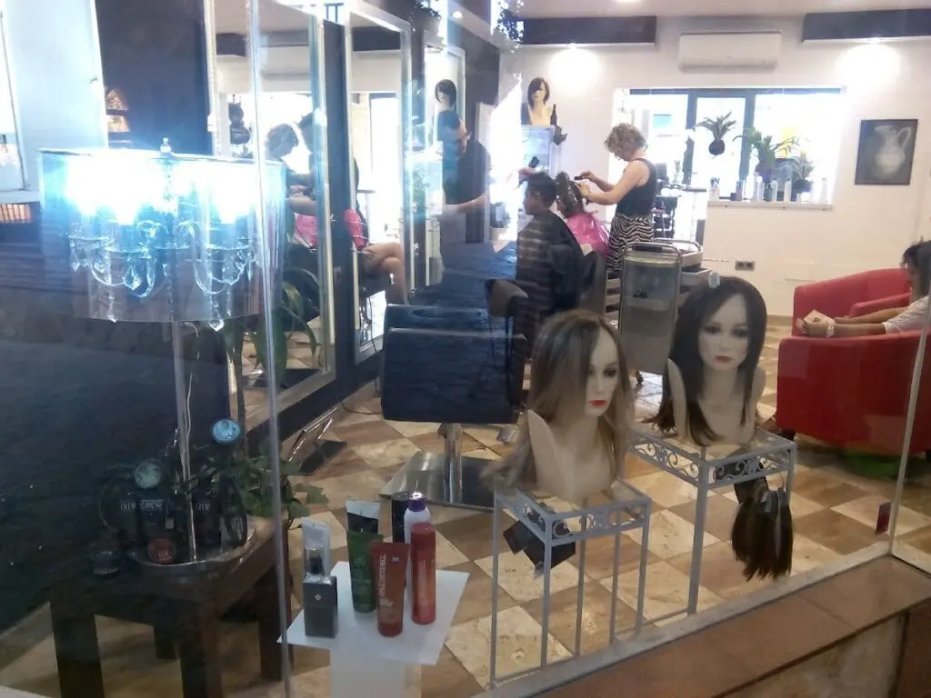 Fachada de Lola Sáez peluquería & estética en Los Belones