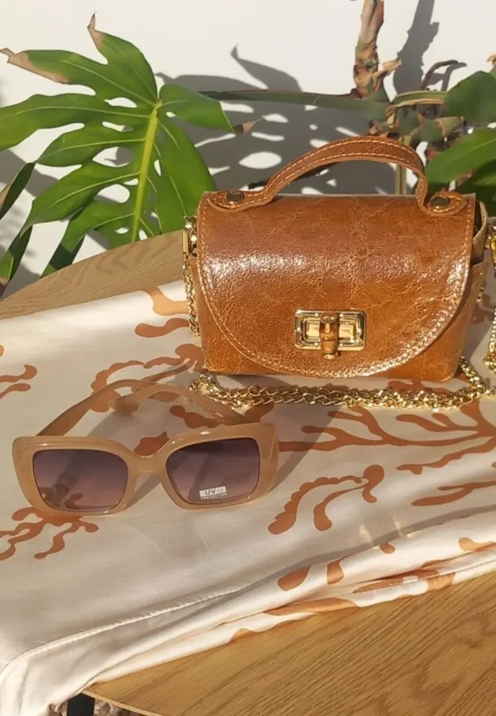Bolso y gafas de sol a la venta en Long Island