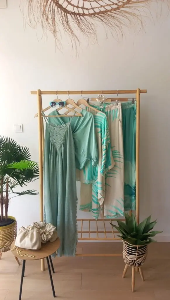 Vestidos verdes en un perchero de Long Island, La Manga