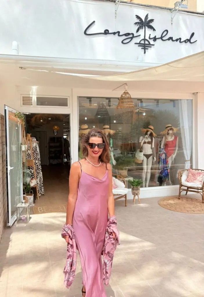 Escaparate y entrada de Long Island con modelo luciendo un vestido