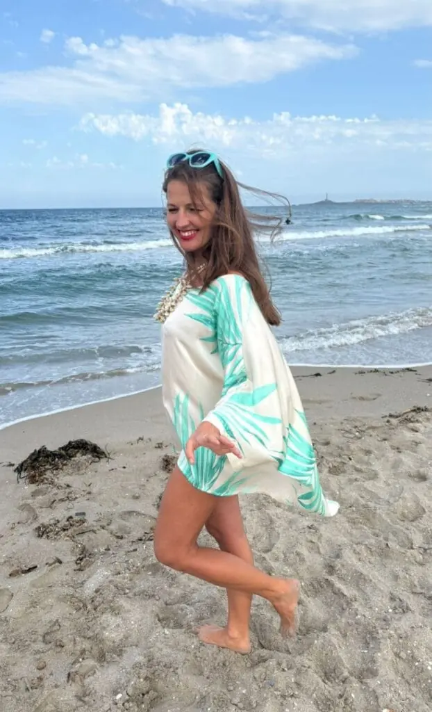 Modelo en la playa con una prenda de Long Island