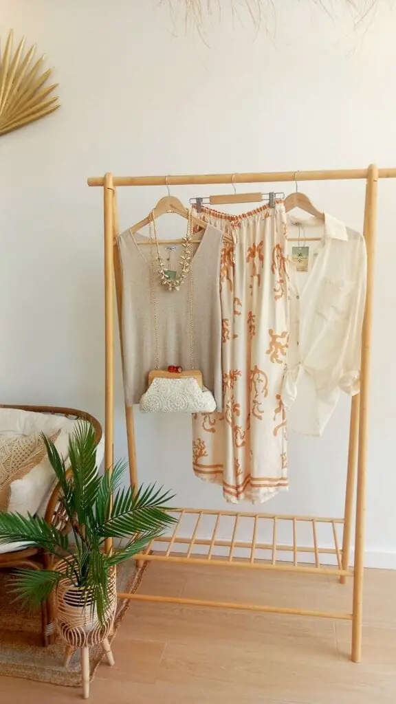 Ropa y complementos en un perchero de Long Island