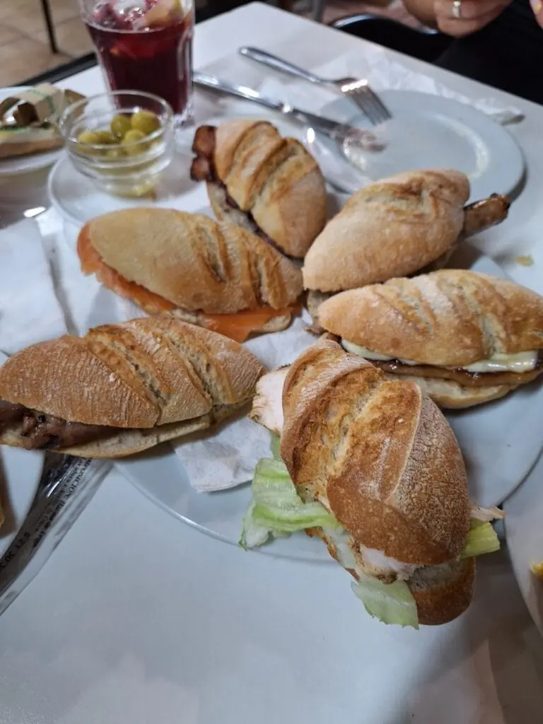 Bocadillos y montaditos servidos en Los Pony's