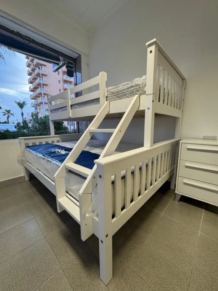 Fachada de Madera y Mar en el Edificio Esmeralda II, La Manga