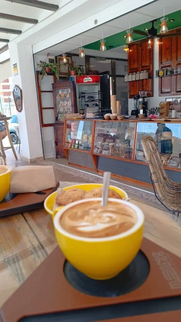 Interior de Madness Specialty Coffee, Plaza Entremares