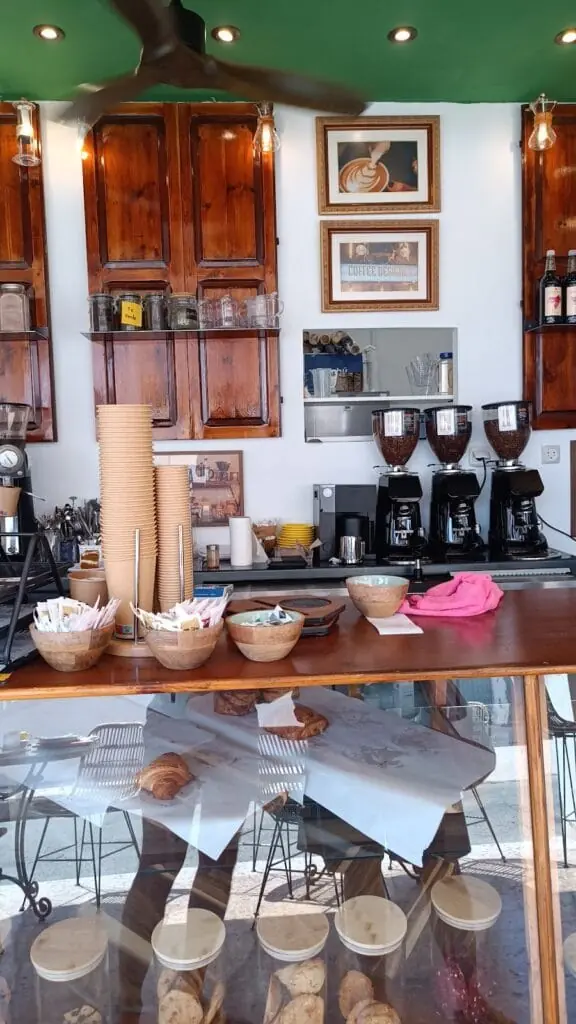 Mesa con café de especialidad en Madness Specialty Coffee