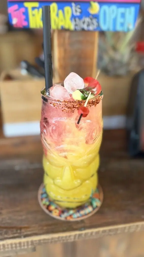 Cóctel tiki de colores servido en Mahuka Tiki Bar