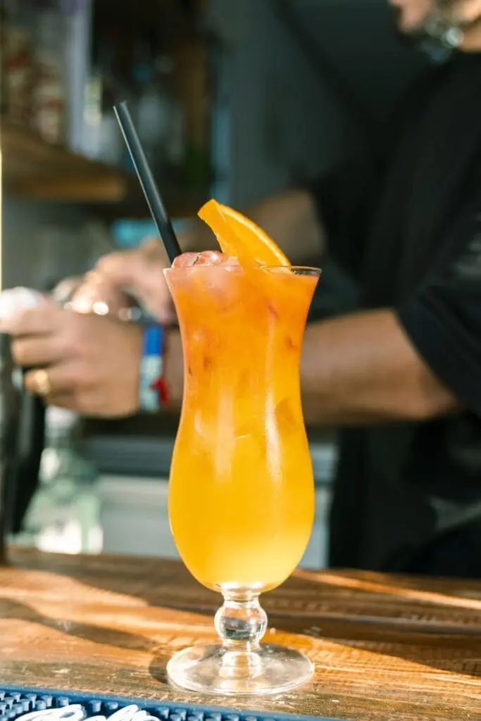 Cóctel tropical preparado en la barra de Mahuka Tiki Bar