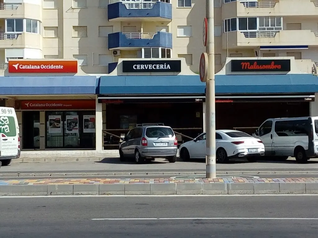 Rótulo de Malasombra junto al de Cervecería, Urbanización Las Nuevas Sirenas