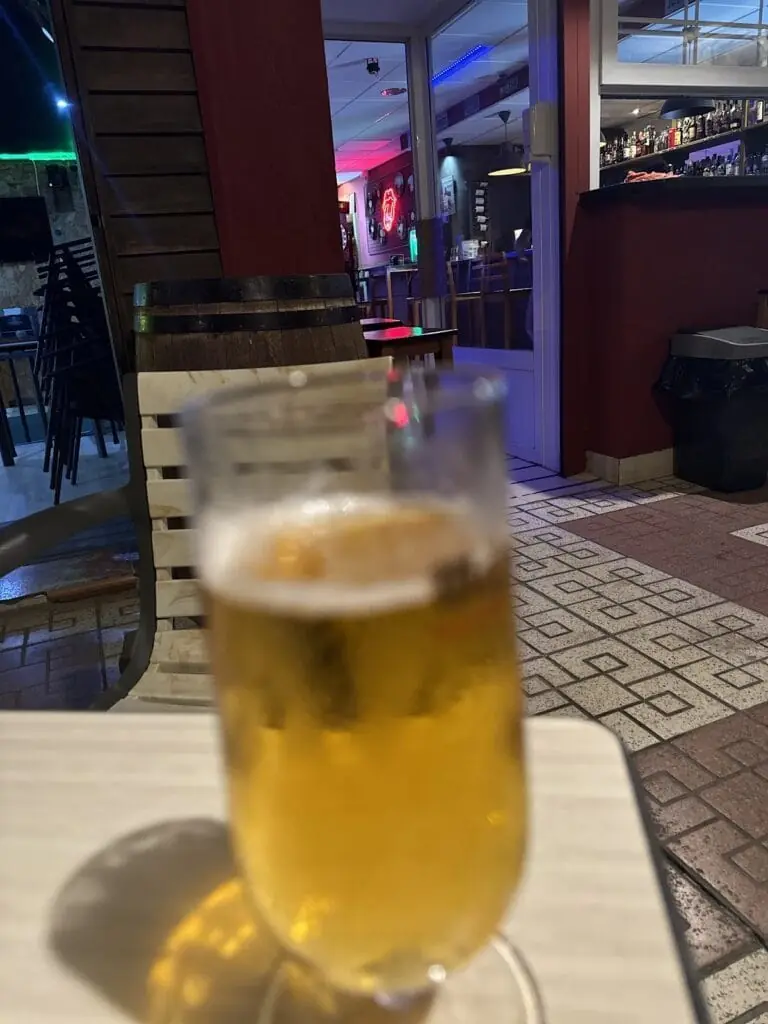 Fachada de Malasombra, bar de copas en la Gran Vía de La Manga
