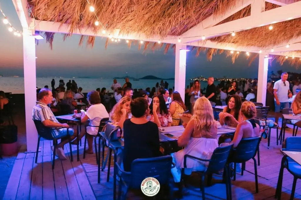 Fachada del chiringuito Maldito Vecino en la Playa de los Alemanes
