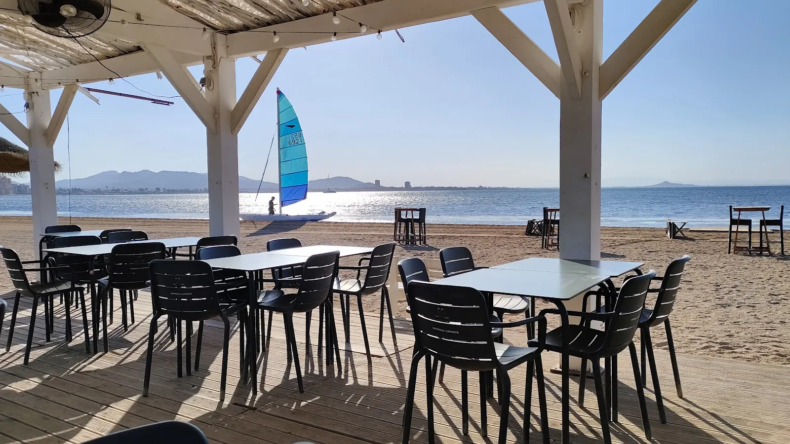 Ambiente del chiringuito Maldito Vecino en la Playa de los Alemanes