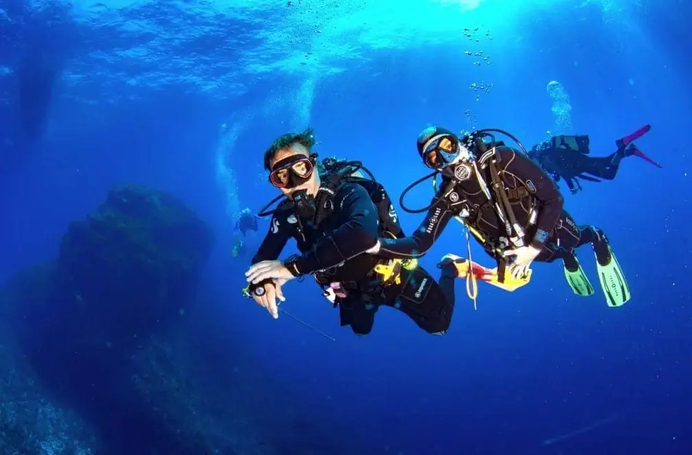 Instructor y buceador de Mangamar Dive Center inmersos en la Reserva Marina de Cabo de Palos