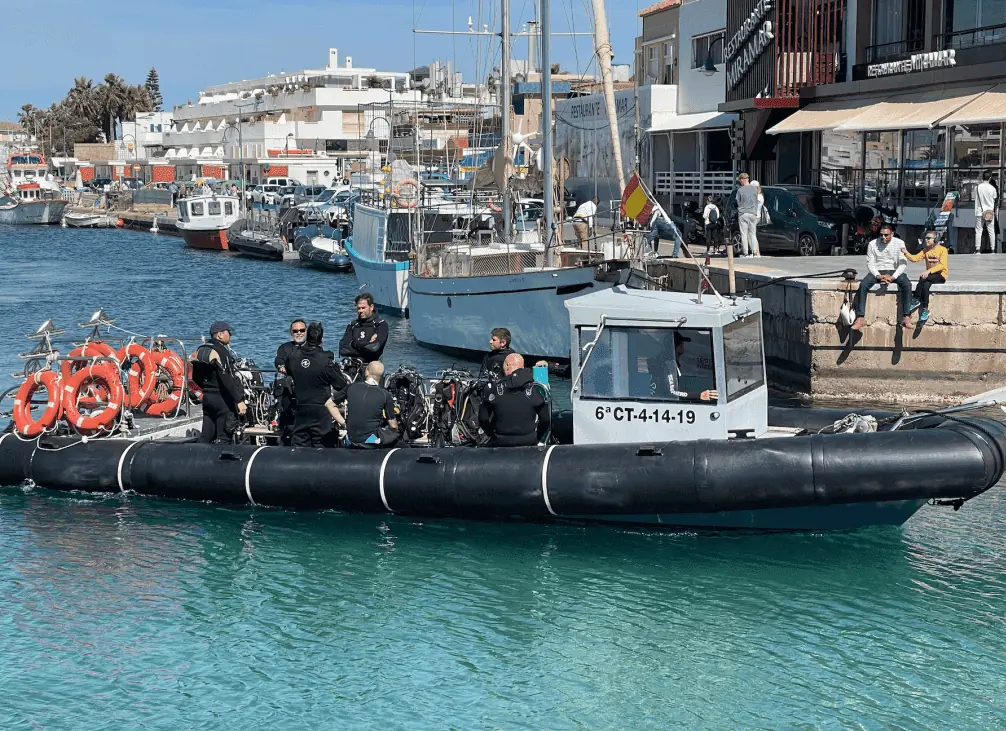 Grupo de buceadores preparando el equipo en la embarcación de Mangamar Dive Center, puerto de Cabo de Palos