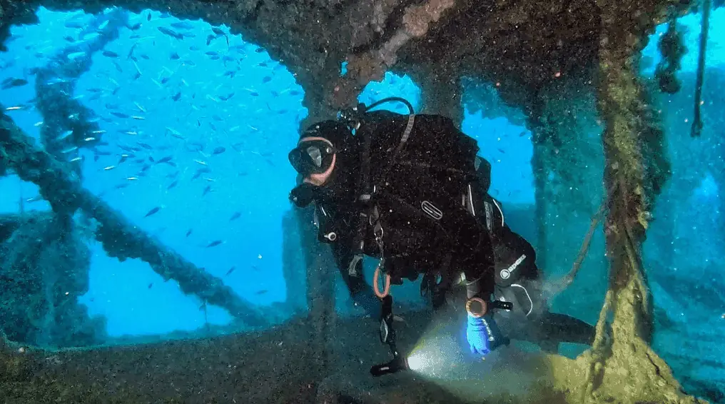 Instructor de Mangamar Dive Center con un buceador en la Reserva Marina de Cabo de Palos