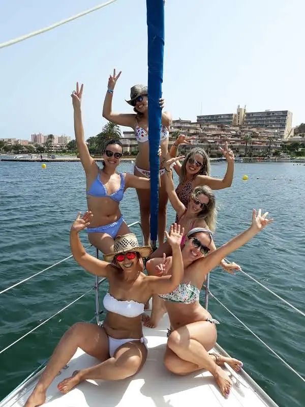 Grupo posando en la proa de un velero de MAR MENOR CHARTER, Puerto Tomás Maestre