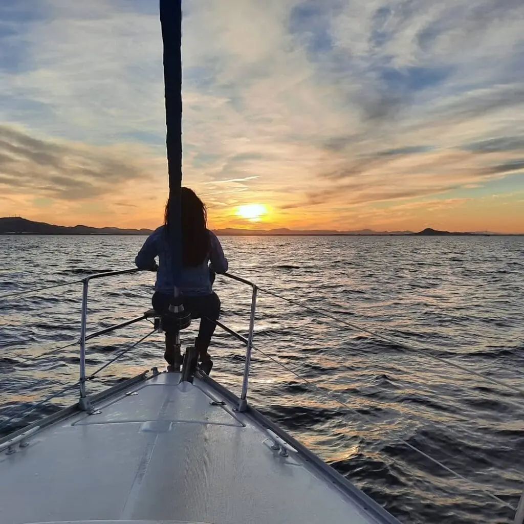 Salón del velero de MAR MENOR CHARTER