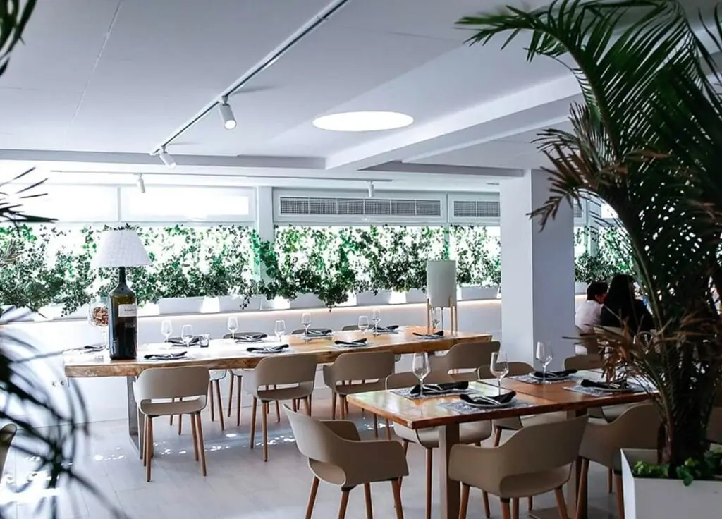 Ambiente nocturno de Marea Grill