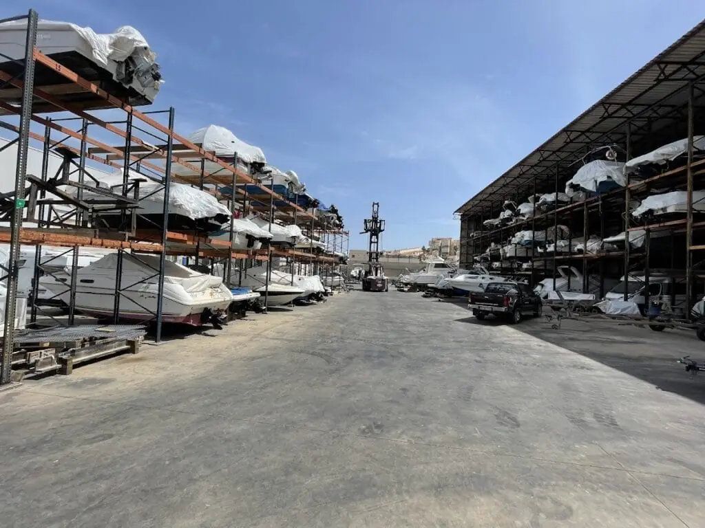 Exposición de barcos de Marina Center en Cabo de Palos