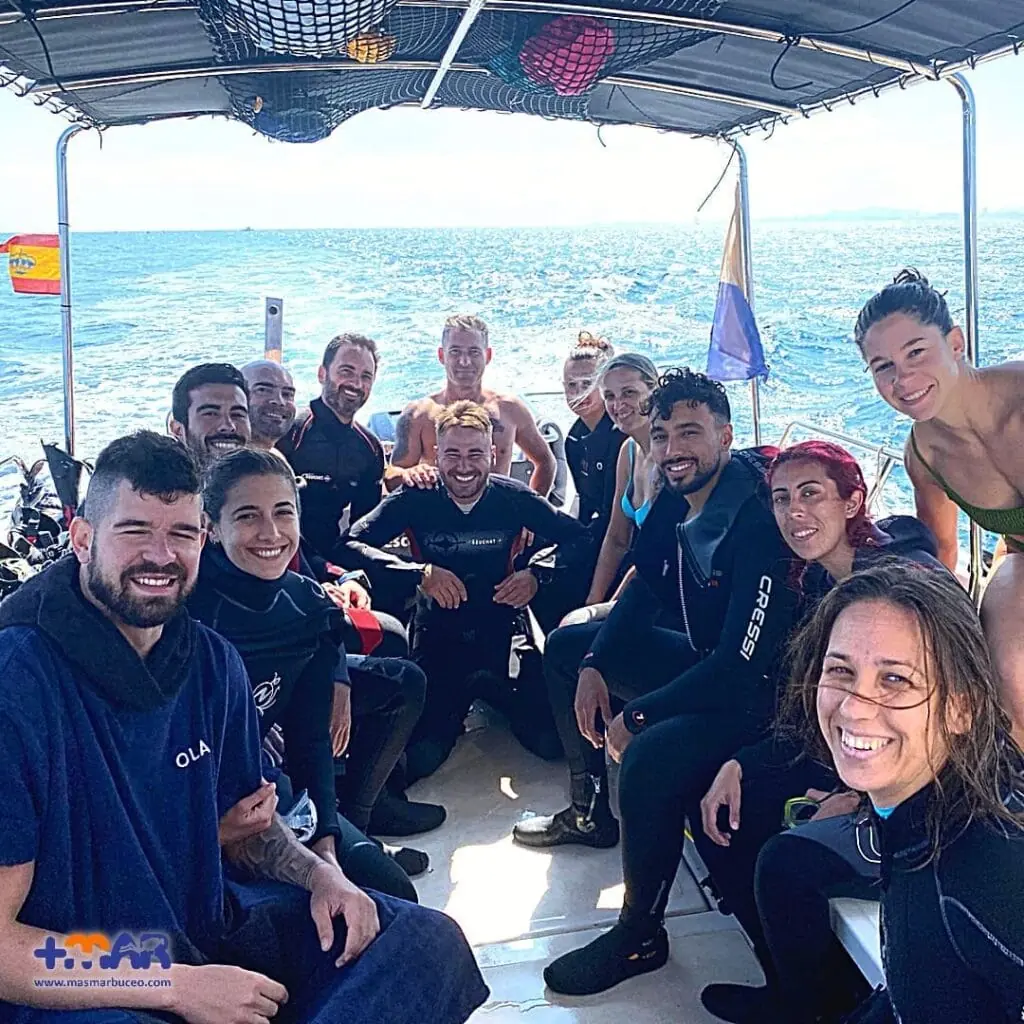 Grupo de buceadores de Más Mar Buceo a bordo de la embarcación tras una inmersión