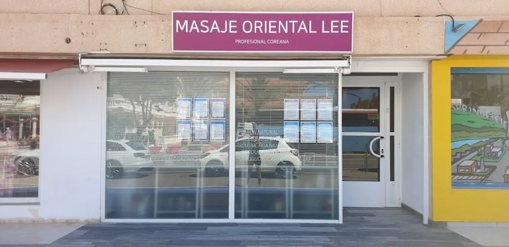 Fachada del centro Masaje Oriental-Lee en la Urbanización Sirenas I