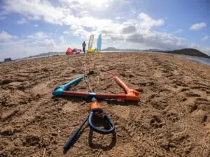 Barra de kite y arnés listos en la arena, equipo de Maskite