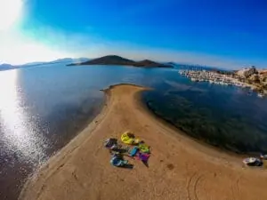 Vista aérea de la lengua de arena con kites, cerca de las instalaciones de Maskite