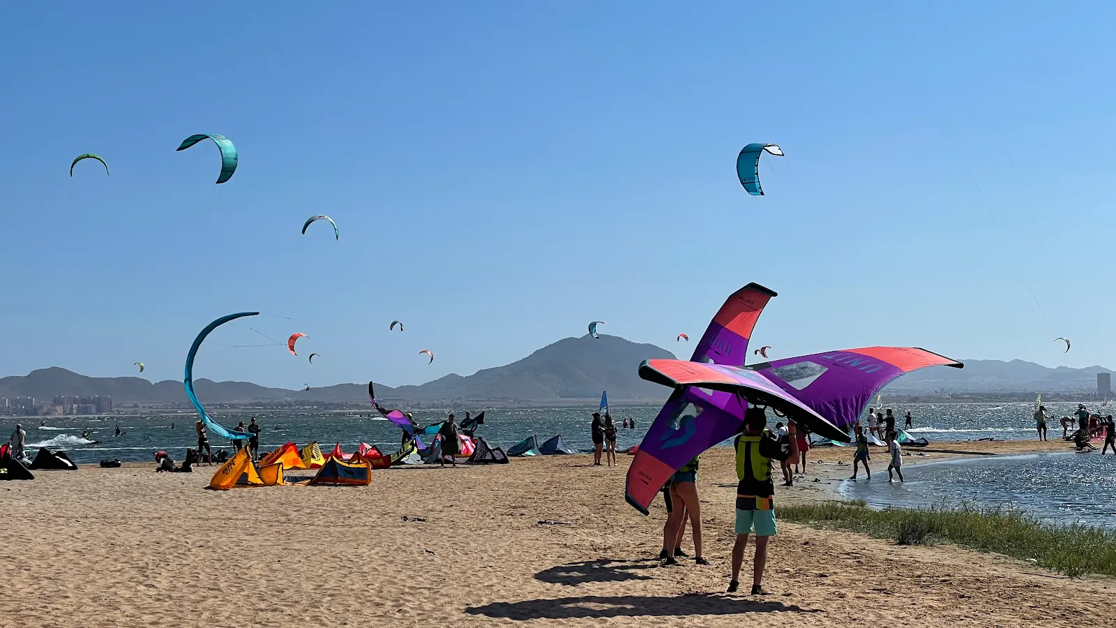 Kitesurfistas en el Mar Menor, cerca de la escuela Maskite