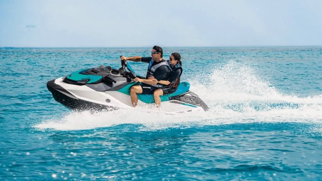 Pareja practicando moto de agua en el mar cerca de Mediterráneo Jet