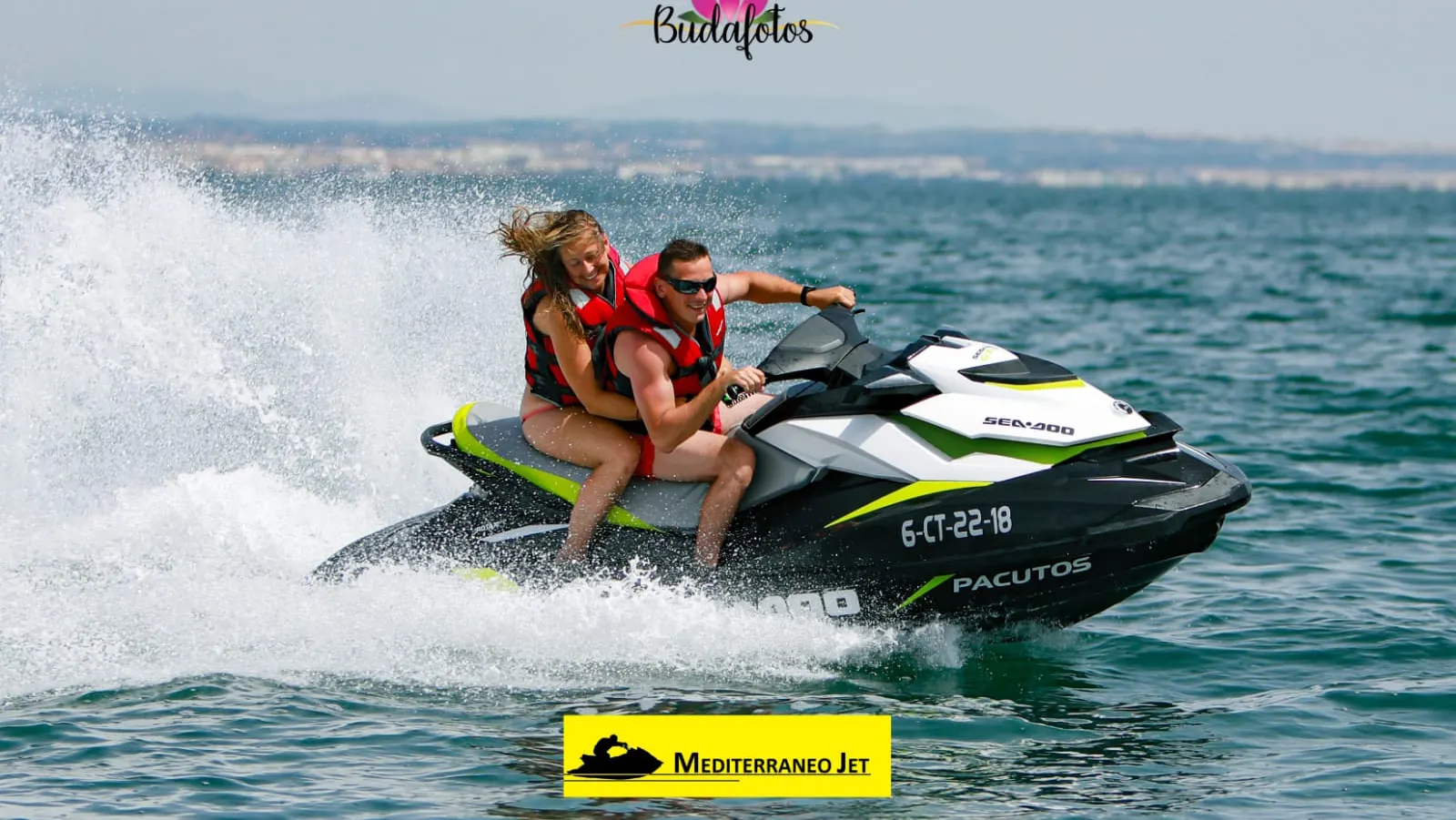 Dos personas en moto de agua saliendo a toda velocidad con el logotipo de Mediterráneo Jet