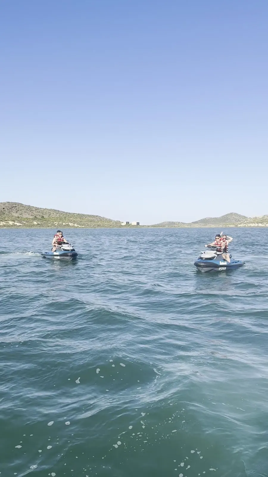 Dos motos de agua de Mediterráneo Jet navegando junto a la costa