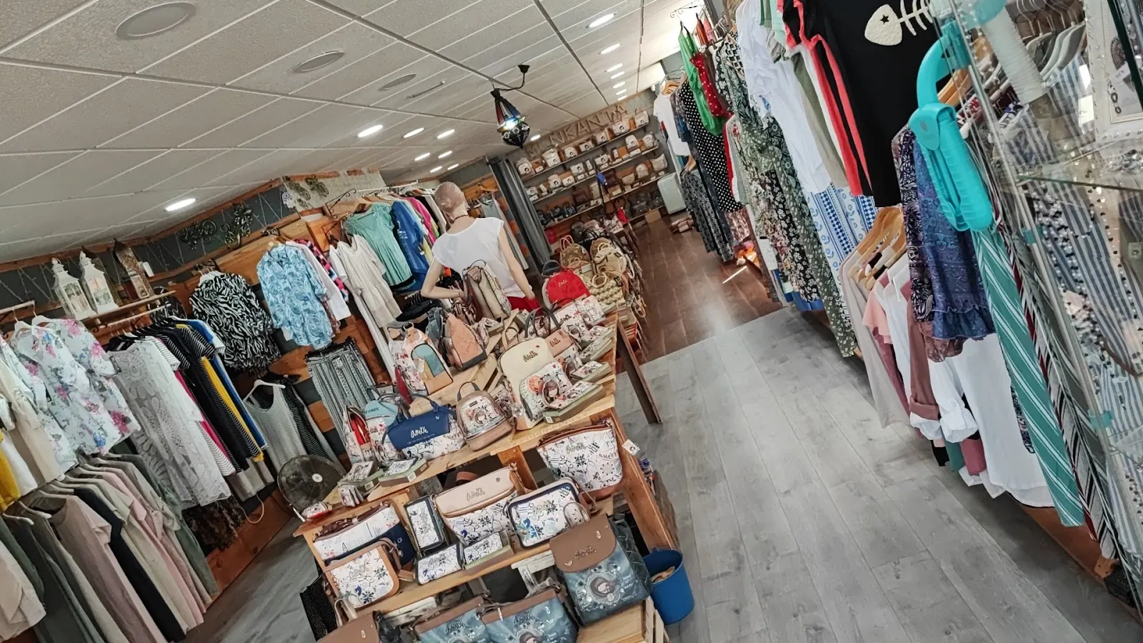 Escaparate de MenKantA TiendaS, Puerto Bello