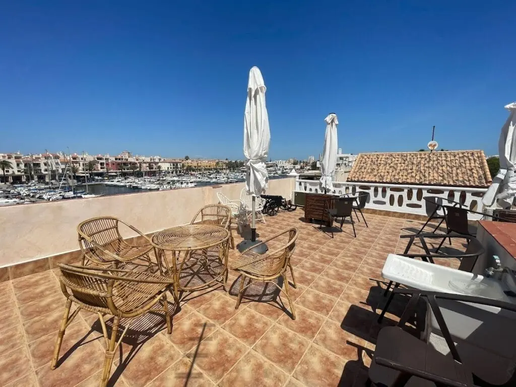 Terraza solárium con vistas al puerto desde Mero Habitaciones en Cabo de Palos