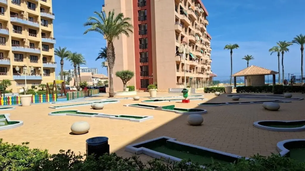 Vista general del campo de minigolf de La Manga Adventure Golf