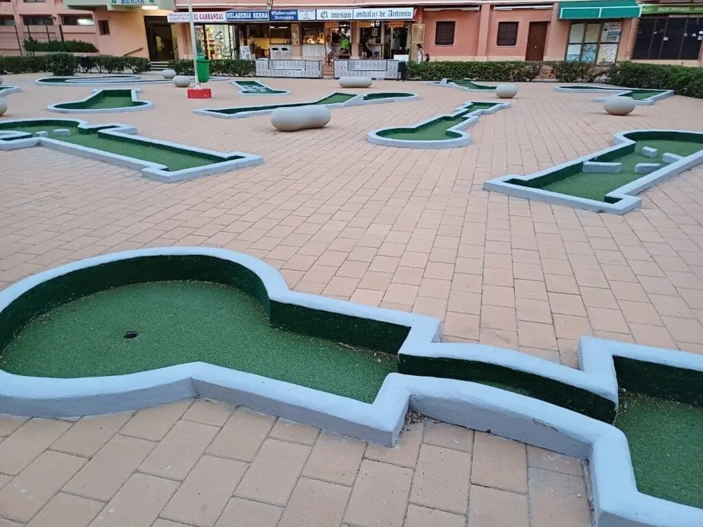 Detalle de un hoyo del minigolf La Manga Adventure Golf