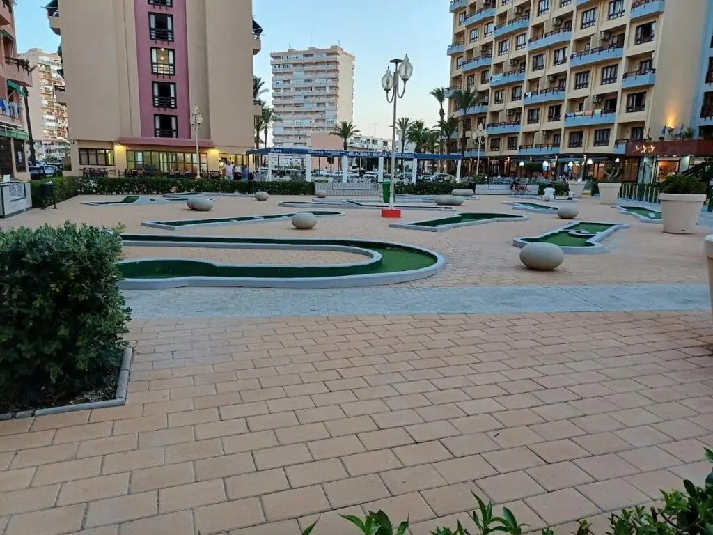 Zona de bar y descanso de La Manga Adventure Golf