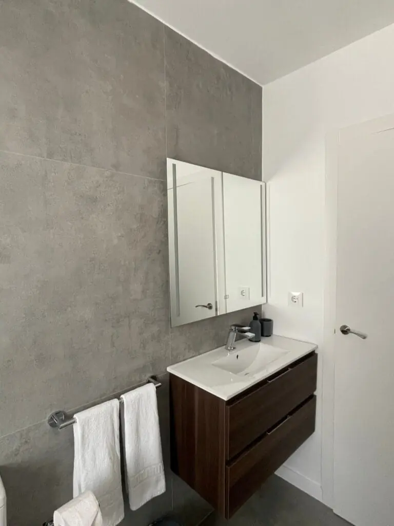 Baño con mueble de lavabo en un apartamento de Mintaka Homes