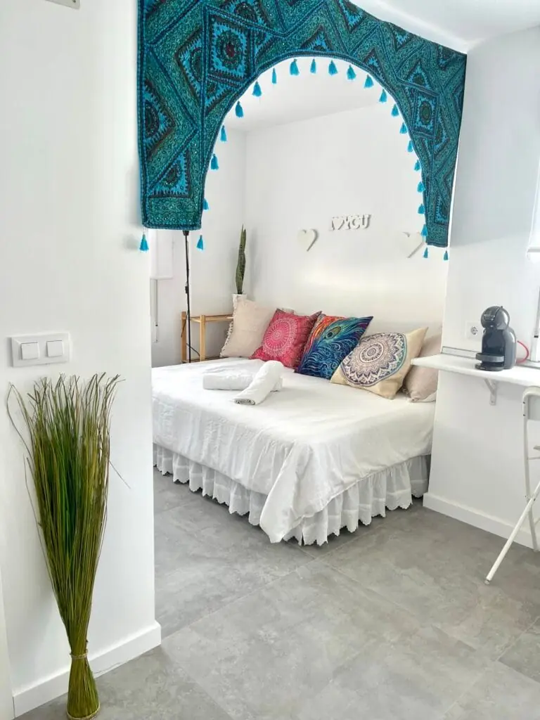 Dormitorio con cabecero decorado en el apartamento Levante de Mintaka Homes