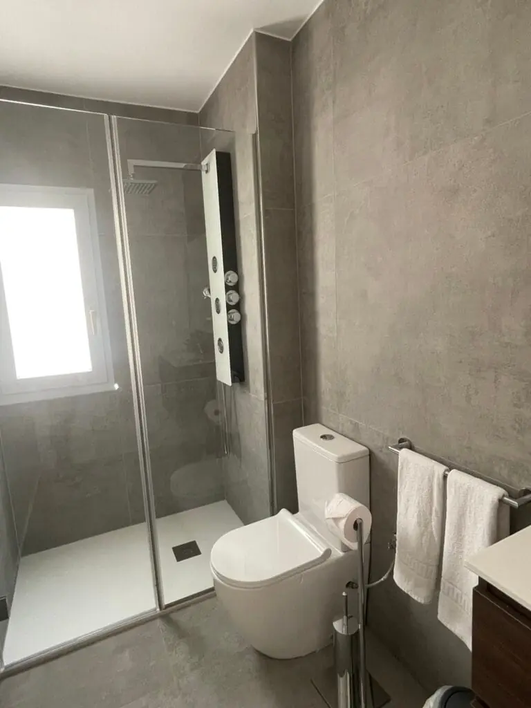 Ducha y aseo en un apartamento de Mintaka Homes