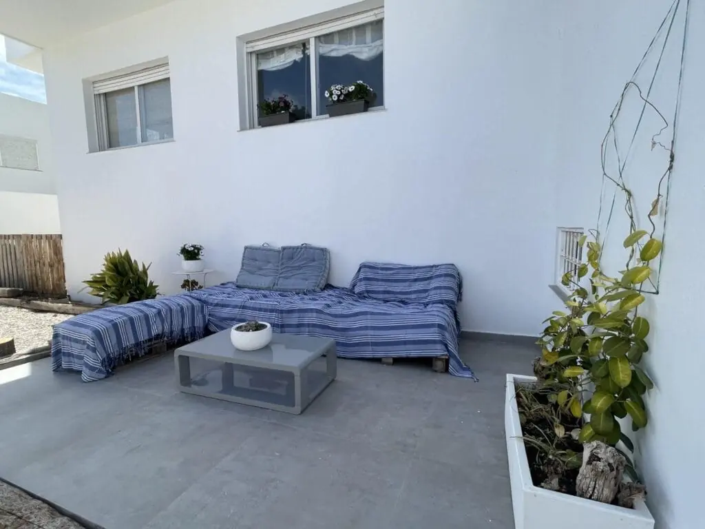 Zona de estar exterior en el jardín de Mintaka Homes