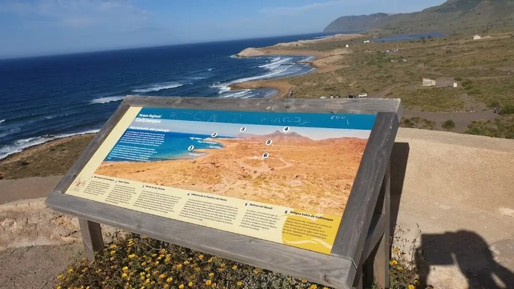 Calas y acantilados vistos desde el Mirador de Punta Negra