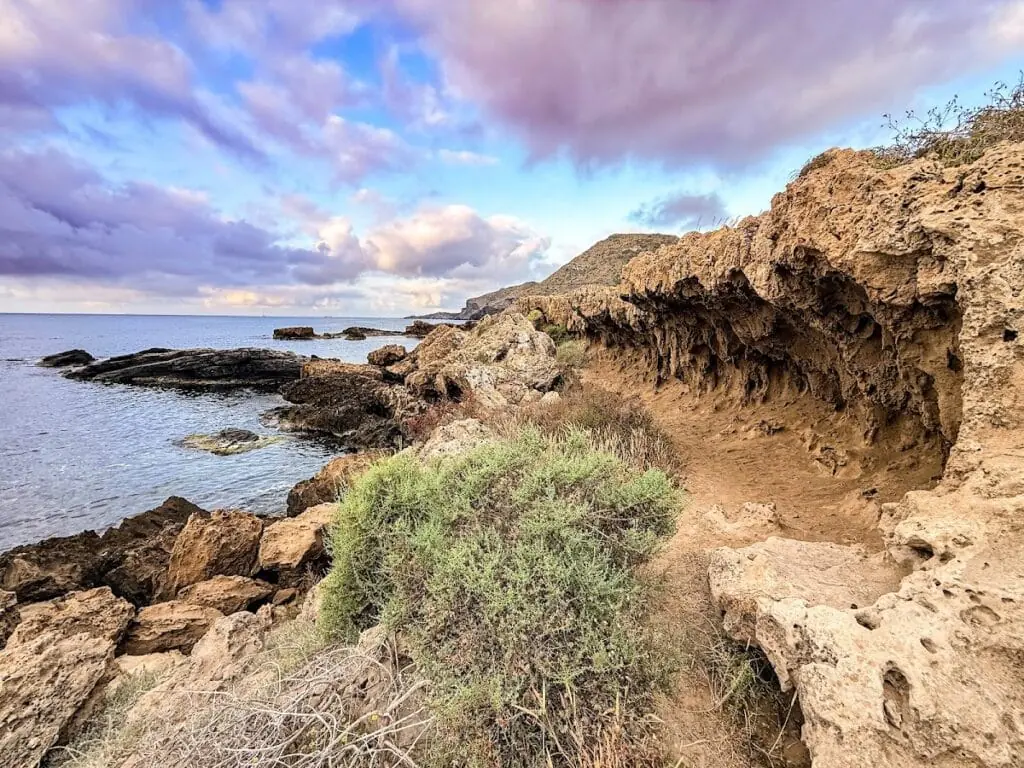 Vista al Faro de Cabo de Palos desde el mirador de la calle Adelfas