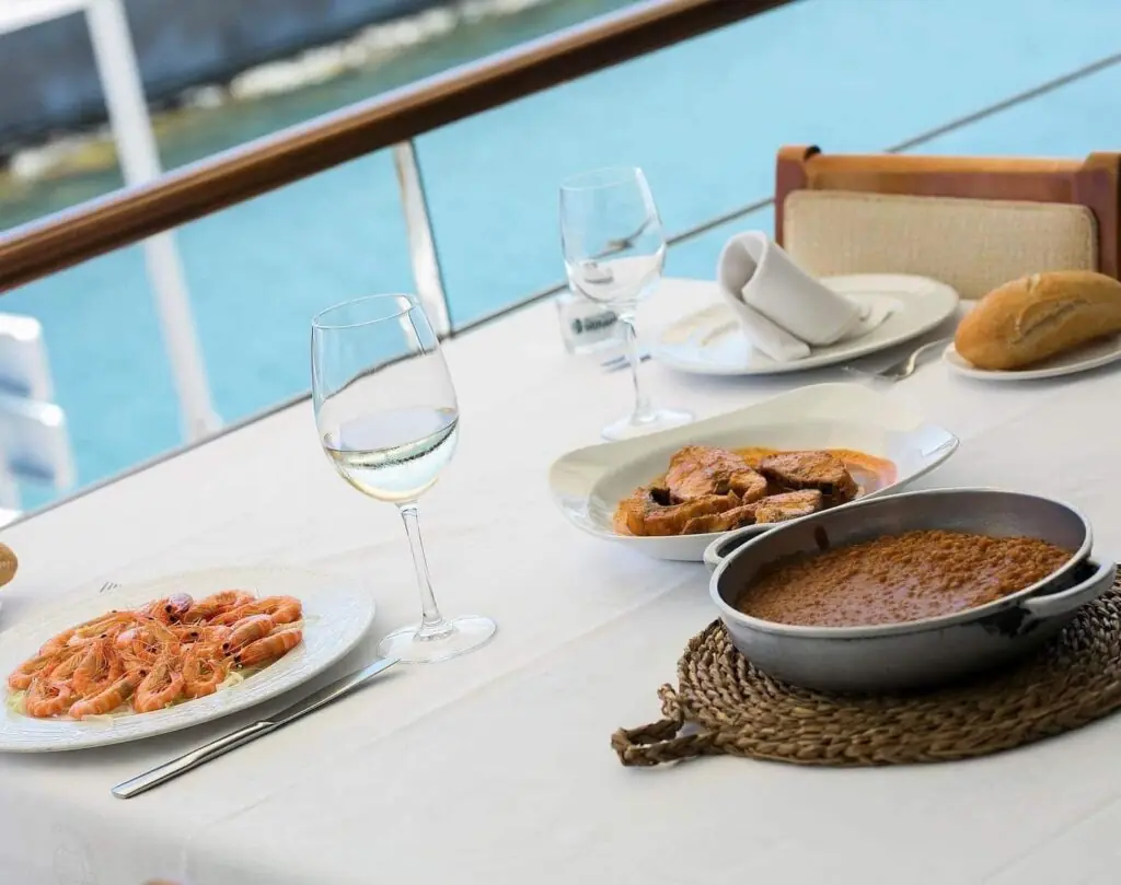 Mesa con vistas al puerto en Restaurante Miramar