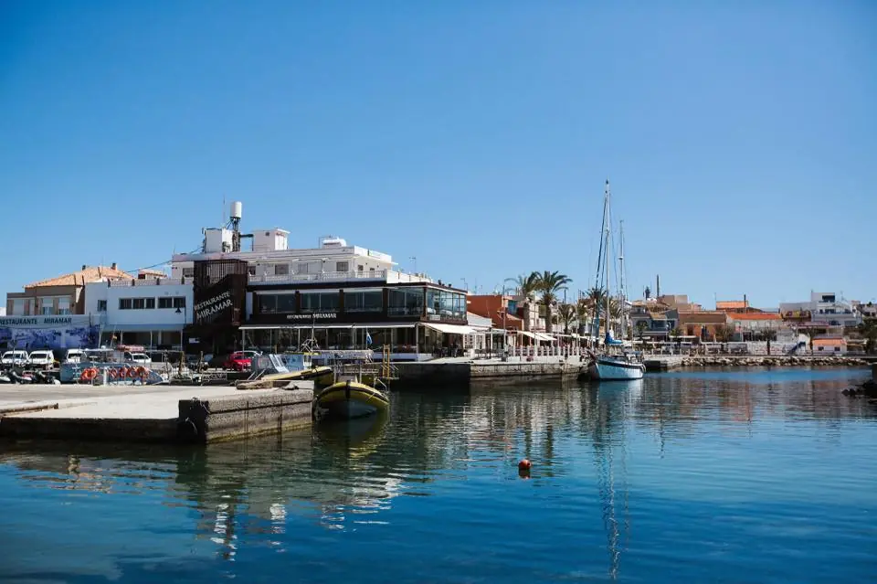 Puerto de Cabo de Palos junto a Restaurante Miramar