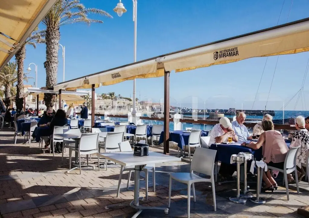 Terraza de Restaurante Miramar frente al puerto de Cabo de Palos