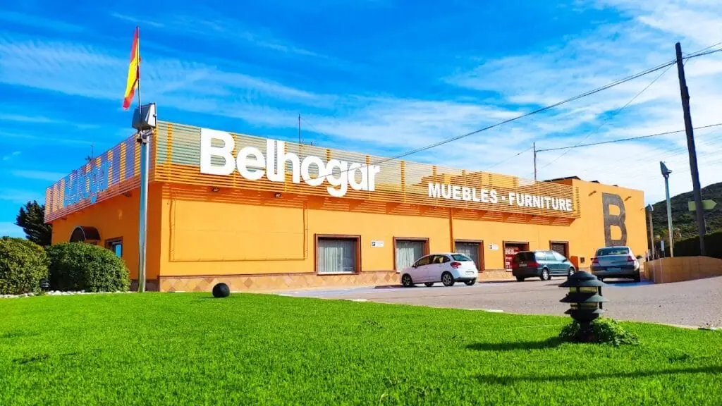 Fachada de Muebles Belhogar en la Autovía de La Manga