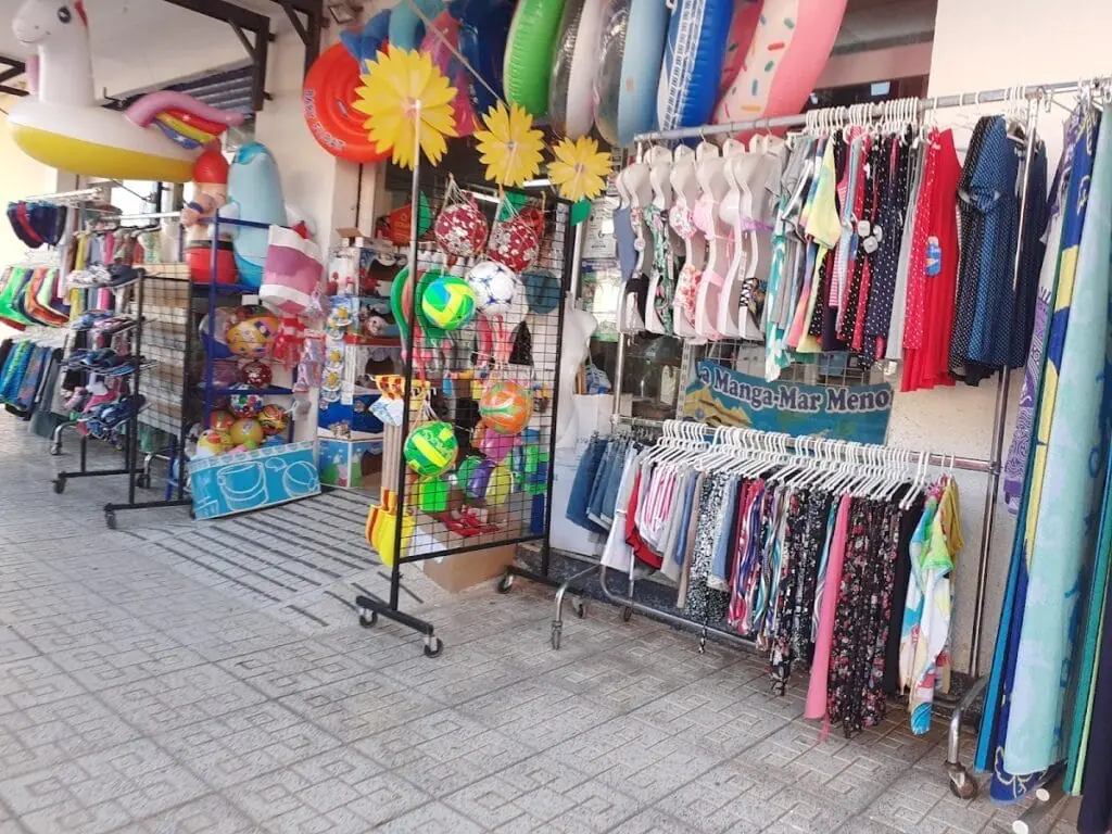 Interior de Multiprecio Chino con artículos variados