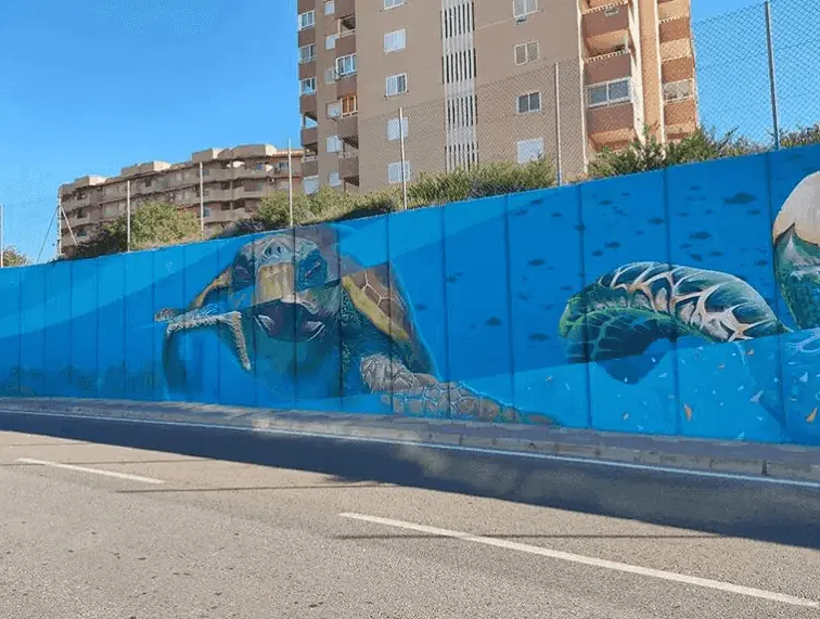 Pared con mural pintado en la bajada de Monteblanco, La Manga