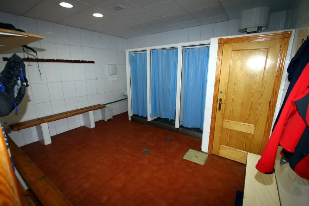 Vestuario y duchas del centro de buceo Naranjito, en Cabo de Palos